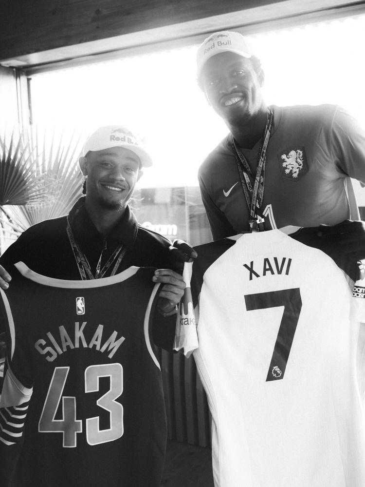 又获一件新球衣!西卡观看F1与热刺球星哈维-西蒙斯交换球衣